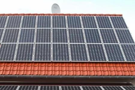 光伏發(fā)電板安裝費(fèi)一般是多少？幾萬(wàn)元到十幾萬(wàn)元！